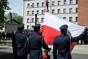 zdjęcie przedstawia policjantów pocztu flagowego zawieszających flagę na maszt