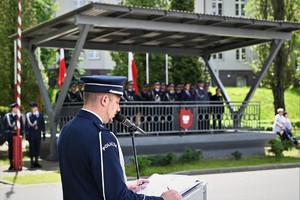 zdjęcie przedstawia policjanta przemawiającego w trakcie uroczystości