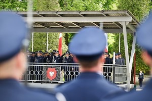 zdjęcie przedstawia zbliżenie na Komendanta Wojewódzkiego w trakcie oddawania honorów