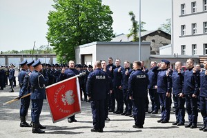 zdjęcie przedstawia policjantów w trakcie ślubowania