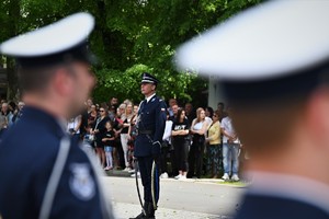zdjęcie przedstawia zbliżenie na dowódcę uroczystości w mundurze galowym