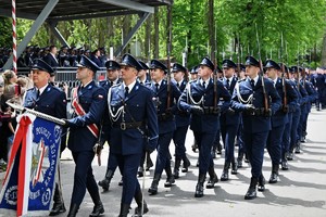 zdjęcie przedstawia policjantów w trakcie przemarszu