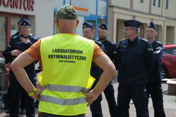 zdjęcie przedstawia policjantów na placu szkoły policji w katowicach