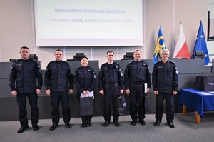 Na zdjęciu umundurowani policjanci pozują do grupowego zdjęcia.