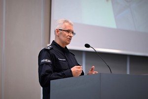 Na zdjęciu I Zastępca Komendanta Wojewódzkiego Policji podczas przemówienia.