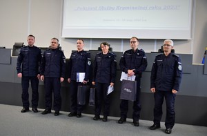 Na zdjęciu umundurowani policjanci pozują do grupowego zdjęcia.