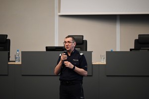 zdjęcie przedstawia Komendanta Wojewódzkiego Policji w trakcie przemówienia