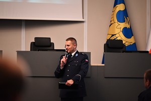 Zdjęcie. Widoczna policjantka i prowadząca szkolenie na auli