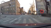 widok z wideorejestratora samochodowego na skrzyżowanie i sygnalizację świetlną z czerwonym światłem