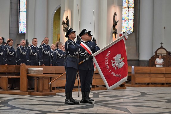 Zdjęcie. Poczet sztandarowy podczas mszy w archikatedrze