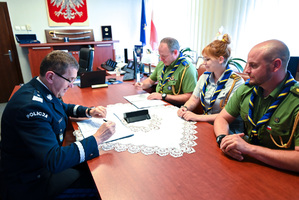 Komendant Wojewódzki Policji w Katowicach nadinspektor Roman Rabsztyn oraz Komendant Śląskiej Chorągwi Związku Harcerstwa Polskiego harcmistrz Marcin Różycki podpisują porozumienie.