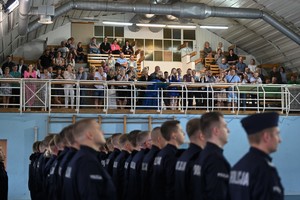 Zdjęcie. Na trybunach rodziny i bliscy ślubujących policjantów