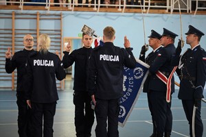 Zdjęcie. Widoczni umundurowani policjanci podczas ślubowania