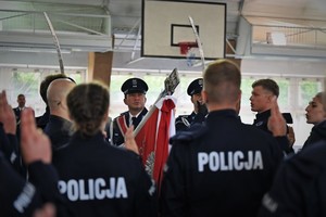 Zdjęcie. Widoczni umundurowani policjanci podczas ślubowania