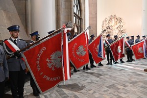 Poczty sztandarowe ustawione w katedrze