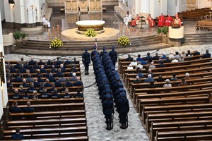 Widok z góry na uczestników uroczystości siedzących w katedrze