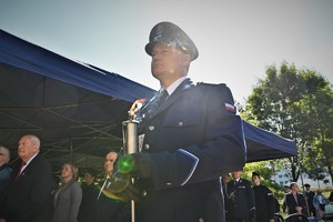 Zapalenie znicza na grobie
