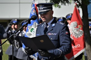 Policjant w trakcie uroczystości