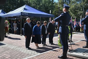 Delegacja składa wieniec przed grobem