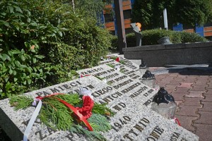 Grób Policjanta Polskiego ze złożonymi wiązankami