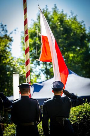 Podnoszenie flagi państwowej na maszt