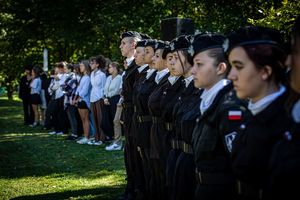 Młodzież szkolna wśród uczestników uroczystości