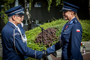 Komendant gratuluje odznaczenia policjantce