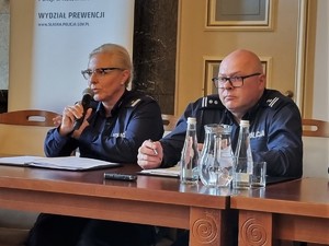 Zdjęcie. Widoczni prelegenci i uczestnicy seminarium w sali marmurowej