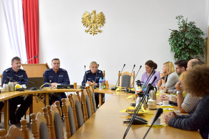 Zdjęcie. Grupa osób - umundurowanych policjantów i osób cywilnych podczas seminarium na terenie Szkoły Policji w Katowicach