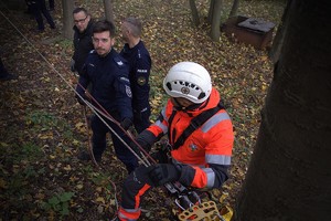 Zdjęcie. Ratownicy podczas ćwiczeń w terenie