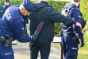 Zdjęcie. Umundurowani policjanci podczas ćwiczeń w terenie