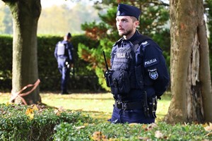 Zdjęcie. Umundurowany policjant podczas ćwiczeń w terenie