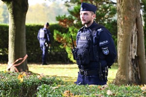 Zdjęcie. Umundurowany policjant podczas ćwiczeń w terenie