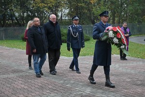 Zdjęcie. Umundurowani policjanci oraz uczestnicy uroczystości podczas składania wieńca przed Grobem Policjanta Polskiego