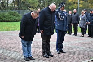 Zdjęcie. Umundurowani policjanci oraz uczestnicy uroczystości podczas oddawania honoru przed Grobem Policjanta Polskiego
