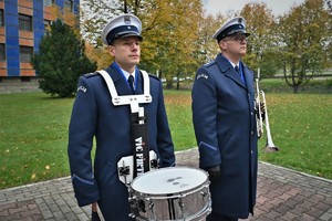 Zdjęcie. Dwaj umundurowani policjanci - trębacz i werblista