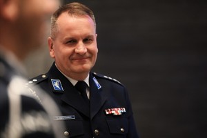 Zdjęcie przedstawia policjanta w mundurze galowym