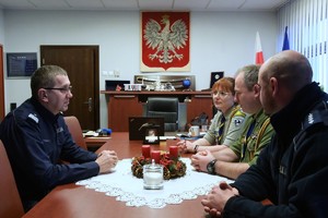 Na zdjęciu przekazanie przez harcerzy Światła Betlejemskiego nadinspektorowi Romanowi Rabsztynowi