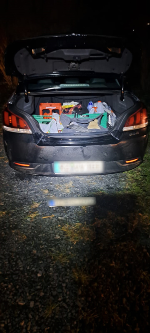 Na zdjęciu otwarty bagażnik skradzionego samochodu.