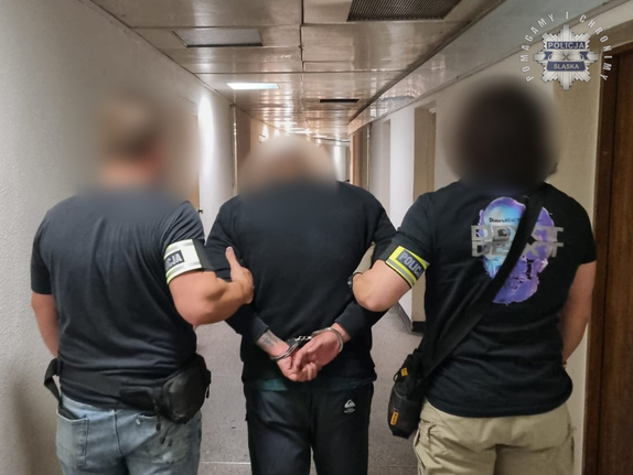 na zdjęciu policjanci z zatrzymanym