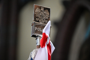 kolorowe zdjęcie szczytowej części sztandaru