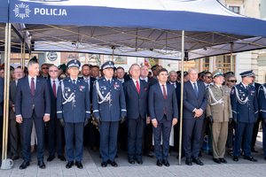 kolorowe zdjęcie na którym znajduje się grupa osób, w tym zastępca Komendanta Głównego Policji nadinsp. Rafał Kochańczyk oraz Komendant Wojewódzki Policji w Katowicach nadinsp. Mariusz Krzystyniak