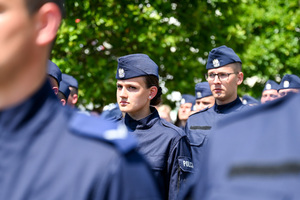 kolorowe zdjęcie przedstawiające policjantkę oraz policjanta
