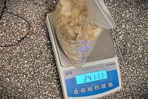 Zdjęcie ukazujące ważenie narkotyków