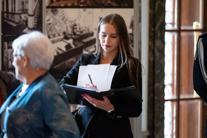 Zdjęcie kobiety sporządzającej notatki