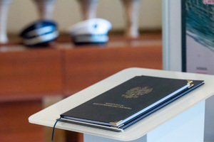 Zdjęcie ustawy zasadniczej położonej na mównicy