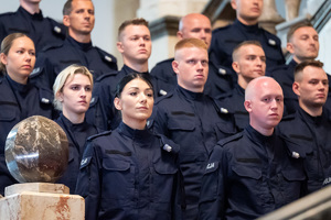 Zdjęcie stojących w grupie policjantów