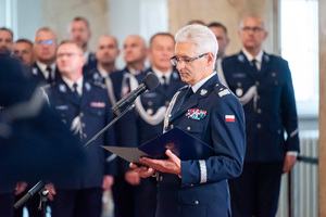 Zdjęcie przemawiającego komendanta