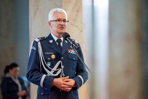 Zdjęcie przemawiającego komendanta