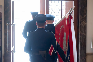 Zdjęcie będącego w ruchu pocztu sztandarowego